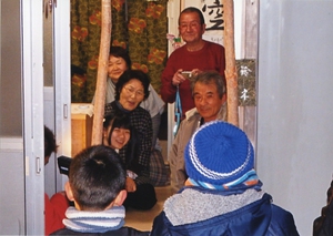 笑みをうかべて