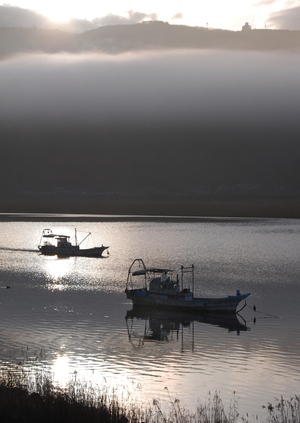 霞む上品山と北上川